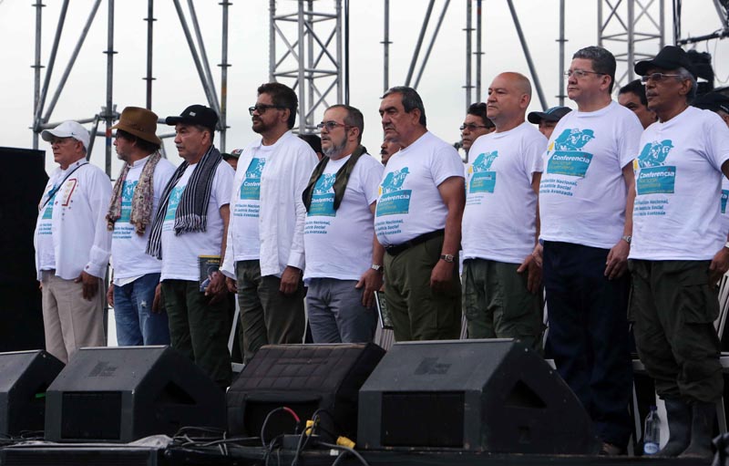 BOG01.EL DIAMANTE (COLOMBIA), 17/09/2016.- El líder de las FARC, Rodrigo Londoño Echeverri, alias "Timochenko" (5i), junto a Pablo Catatumbo (2d), Iván Márquez (4i) y otros integrantes de la guerrila colombiana, abrió de manera oficial hoy, sábado 17 de septiembre de 2016, la Décima Conferencia Guerrillera en la que ratificarán el acuerdo de paz alcanzado con el Gobierno colombiano, en el Diamante (Colombia). "En sus manos está el futuro de Colombia", dijo "Timochenko" en su discurso inaugural a los alrededor de 200 delegados de la guerrilla que acudieron a la inhóspita y recóndita región de los Llanos del Yarí, en el sur del país, donde comenzó la conferencia que concluirá el próximo 23 de septiembre. EFE/MAURICIO DUENAS CASTAÑEDA