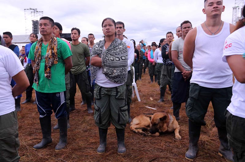 BOG01.EL DIAMANTE (COLOMBIA), 17/09/2016.- Guerrilleros de las FARC participan hoy, sábado 17 de septiembre de 2016, de la Décima Conferencia Guerrillera en la que las FARC ratificarán el acuerdo de paz alcanzado con el Gobierno colombiano, en el Diamante (Colombia). "En sus manos está el futuro de Colombia", dijo "Timochenko" en su discurso inaugural a los alrededor de 200 delegados de la guerrilla que acudieron a la inhóspita y recóndita región de los Llanos del Yarí, en el sur del país, donde comenzó la conferencia que concluirá el próximo 23 de septiembre. EFE/MAURICIO DUENAS CASTAÑEDA