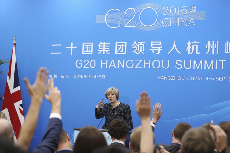 MAY01 HANGZHOU (CHINA) 05/09/2016.- La primera ministra británica, Theresa May, da paso a una pregunta durante una rueda de prensa celebrada dentro de la cumbre del G20 en Hangzhou, este de China, hoy, 5 de septiembre de 2016. EFE/HOW HWEE YOUNG