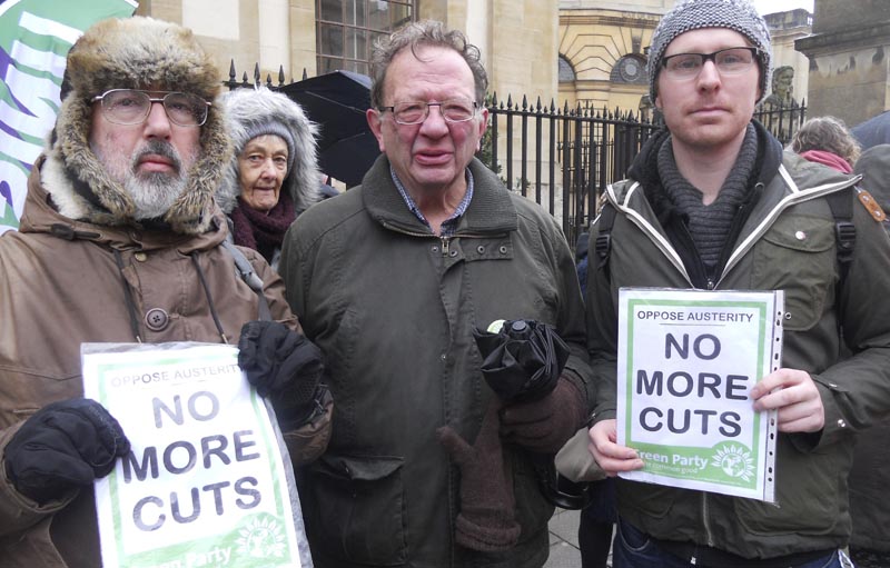 SAN01 OXFORD (REINO UNIDO), 23/09/2016.- Fotografía sin fechar facilitada por el Partido Verde que muestra a Larry Sanders (c), hermano de Bernie Sanders, que fue aspirante a la candidatura presidencial en EEUU, en Oxford, Reino Unido. Larry Sanders fue elegido hoy, 23 de septiembre de 2016, candidato del Partido Verde británico al escaño que dejó vacante el antiguo primer ministro del Reino Unido, David Cameron. Sanders, que vive en Inglaterra y se unió a la formación ecologista de centroizquierda tras dejar el Partido Laborista en 2001, se presentará el 20 de octubre a la elección parcial por el escaño de Witney, en el condado de Oxford, en la que se enfrentará al conservador Robert Courts. EFE/OXFORD GREEN PARTY / SÓLO USO EDITORIAL/PROHIBIDA SU VENTA