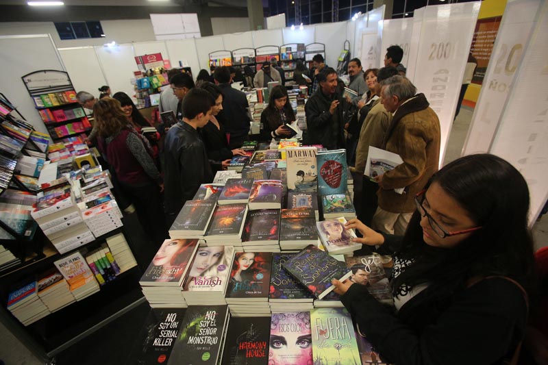 BOL21. LA PAZ (BOLIVIA), 07/09/2016.- Ciudadanos visitan la Feria Internacional del Libro de La Paz (Bolivia) hoy, miércoles 7 de septiembre de 2016, que tiene a España como invitado de honor. A la feria, que durará hasta el 18 de septiembre, fueron invitados los autores españoles Antonio Orejudo, Tony Hernández, Marta Sanz, Alfredo Gómez Cerdá, Sara Mesa y Alfonso Zapico. EFE/MARTIN ALIPAZ