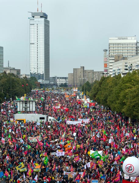 SKM2216. Berlin (Germany), 17/09/2016.- Thousands of people take part in a demonstration against two international trade agreements in Berlin, Germany, 17 September 2016. Protest marches and demontrations against the planned Comprehensive Economic and Trade Agreement (CETA) between Canada and the European Union (EU) and the Transatlantic Trade and Investment Partnership (TTIP) between the USA and EU were held simultaneously in several cities in Germany. (Protestas, Alemania, Estados Unidos) EFE/EPA/MONIKA SKOLIMOWSKA