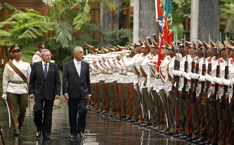 HAB106. LA HABANA (CUBA), 26/10/2016.- El presidentes de Cuba, Raúl Castro (2i), recibe a su homólogo de Portugal, Marcelo Rebelo de Sousa (c), hoy, miércoles 26 de octubre del 2016, antes de una reunión en La Habana (Cuba). EFE/Ernesto Mastrascusa