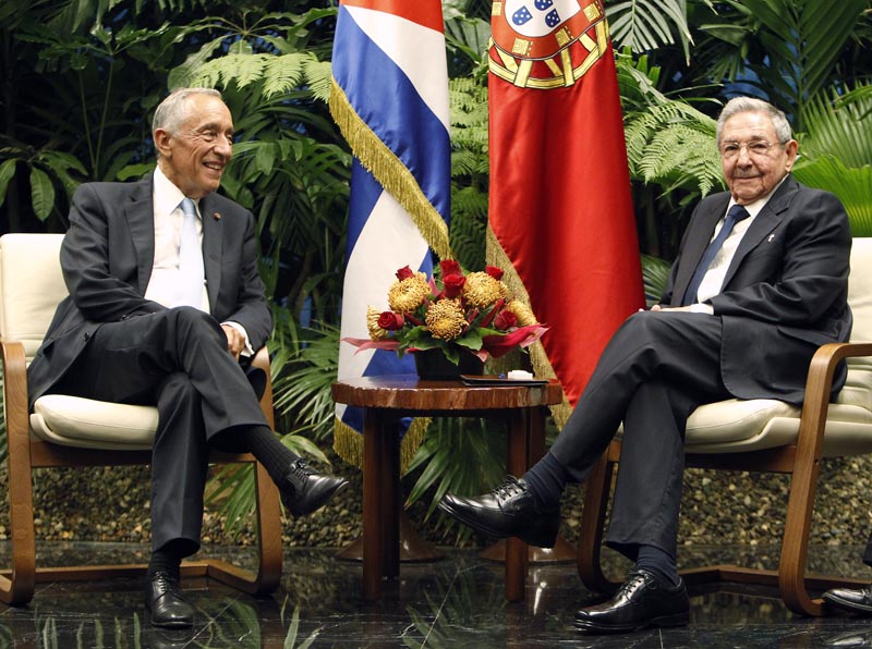 HAB106. LA HABANA (CUBA), 26/10/2016.- El presidentes de Cuba, Raúl Castro (d), posa junto a su homólogo de Portugal, Marcelo Rebelo de Sousa (i), hoy, miércoles 26 de octubre del 2016, antes de una reunión en La Habana (Cuba). EFE/Ernesto Mastrascusa