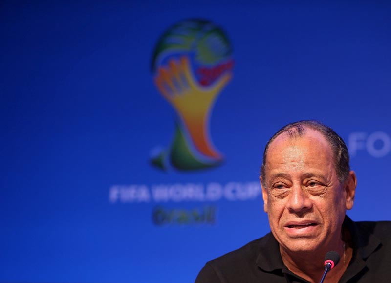 BRA04 RÍO DE JANEIRO (BRASIL), 25/10/2016.- Fotografía de archivo fechada el pasado 5 de diciembre de 2013 que muestra al ex jugador brasileño Carlos Alberto Torres durante una rueda de prensa en Costa do Sauipe, Brasil. Carlos Alberto Torres, el legendario capitán de la selección brasileña que ganó el Mundial de México 1970, murió hoy 25 de octubre a los 72 años de un infarto, informó el canal SporTv, donde trabajaba como comentarista. EFE/Marcelo Sayao