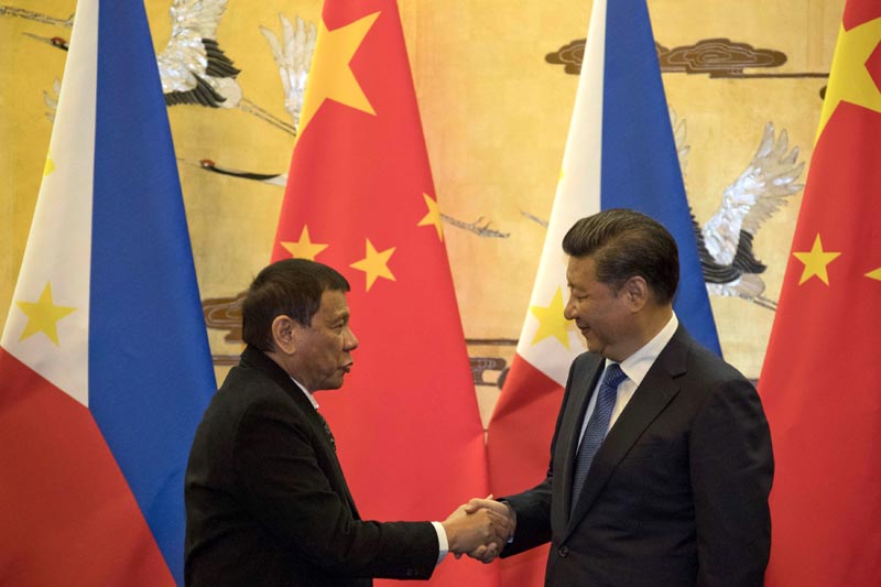 XHG12010 PEKÍN (CHINA) 20/10/2016.- El presidente chino, Xi Jinping (dcha), estrecha la mano a su homólogo filipino, Rodrigo Duterte, tras participar en una ceremonia de firma de acuerdos en Pekín (China) hoy, 20 de octubre de 2016. Duterte fue recibido hoy con honores en Pekín por su homólogo chino, Xi Jinping, quien calificó la visita de "hito" en las relaciones chino-filipinas, marcadas desde hace años por disputas territoriales en el mar de China Meridional. EFE/Ng Han Guan/Pool