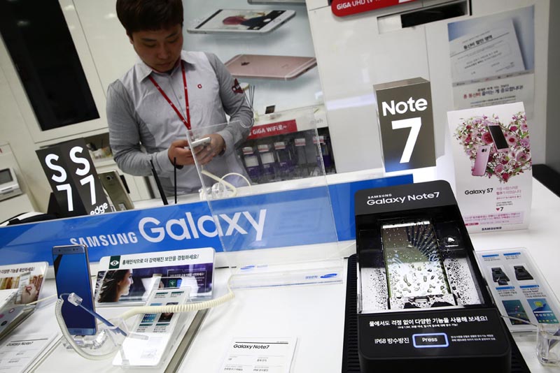 KOR6 (COREA DEL SUR) 11/10/2016.- Un dispositivo Samsung Galaxy Note 7 expuesto en una tienda de Seúl (Corea del Sur) hoy, 11 de octubre de 2016. Samsung Electronics suspendió hoy las ventas globales de su teléfono Galaxy Note 7, así como los reemplazos que comenzó hace unas semanas, mientras investiga las igniciones que afectan a los dispositivos debido a baterías defectuosas. EFE/Jeon Heon-Kyun