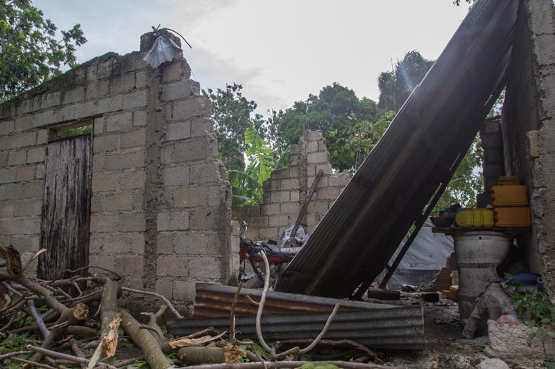 CORRIGE UBICACIÓN. HAI07 - Lakil de Léogâne (HAITÍ), 10/05/2016- Aspecto de una vivienda afectada por los fuertes vientos y la lluvia hoy, miércoles 5 de octubre de 2016, un día después del paso del huracán Matthew en Lakil de Léogâne (Haití). El huracán Matthew tocó tierra ayer en Haití dejando a su paso al menos nueve muertos, miles de desplazados y comunidades incomunicadas, principalmente en el suroeste de la nación caribeña. EFE/ Bahare Khodabande