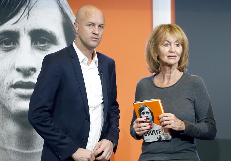 GRA212. BARCELONA, 10/10/2016.- El hijo de Johan Cruyff, Jordi, y la viuda del que fuera jugador y técnico del Barça, Danny, durante la presentación hoy en el Camp Nou del libro autobiográfico ("Johan Cruyff, 14 la autobiografía") del jugador holandés. EFE/Andreu Dalmau