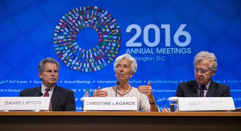 STX12 WASHINGTON DC (ESTADOS UNIDOS) 06/10/2016.- La directora gerente del Fondo Monetario Internacional (FMI), Christine Lagarde (c); el subdirector gerente primero del FMI, David Lipton (izq), y el director de Comunicaciones del FMI, Gerry Rice, participan en la rueda de prensa inaugural en la sede del FMI en Washington DC (Estados Unidos) hoy, 6 de octubre de 2016. EFE/Shawn Thew