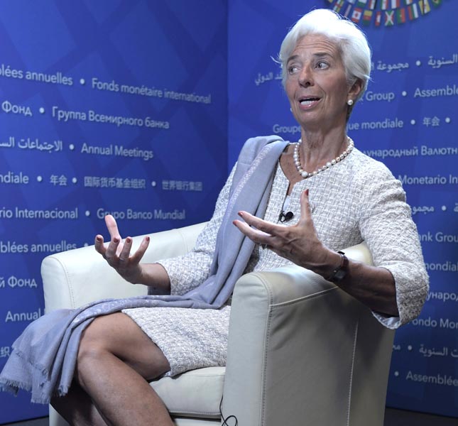 MIA02- WASHINGTON (DC, EE.UU), 6/10/2016.- La directora gerente de Fondo Monetario Internacional (FMI), Christine Lagarde, habla durante una entrevista con Efe hoy, jueves 6 de octubre de 2016, en Washington DC, donde afirmó que el rechazo al acuerdo de paz en Colombia el pasado domingo fue "una sorpresa y una decepción", pero valoró el rápido regreso a "la mesa de negociación" para "alcanzar un consenso más aceptable para el pueblo colombiano". EFE/LENIN NOLLY.