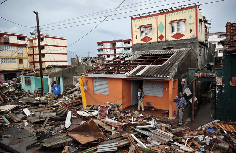 CUB01. BARACOA (CUBA),05/10/16.- Cubanos se recuperan hoy, miércoles 5 de octubre de 2016, de los destrozos y estragos causados por el paso del huracán Matthew en Baracoa, provincia de Guantánamo (Cuba). El huracán Matthew dejó a su paso por Cuba graves destrozos en el extremo oriental de la isla, con derrumbes de viviendas totales y parciales, postes de electricidad tumbados y carreteras cortadas por las inundaciones, que han incomunicado totalmente varios municipios. EFE/ALEJANDRO ERNESTO