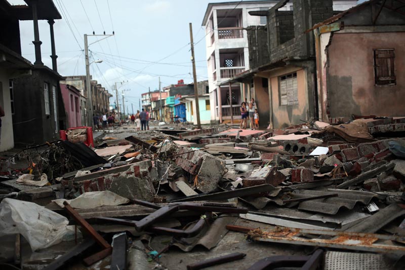 CUB01. BARACOA (CUBA),05/10/16.- Cubanos se recuperan hoy, miércoles 5 de octubre de 2016, de los destrozos y estragos causados por el paso del huracán Matthew en Baracoa, provincia de Guantánamo (Cuba). El huracán Matthew dejó a su paso por Cuba graves destrozos en el extremo oriental de la isla, con derrumbes de viviendas totales y parciales, postes de electricidad tumbados y carreteras cortadas por las inundaciones, que han incomunicado totalmente varios municipios. EFE/ALEJANDRO ERNESTO