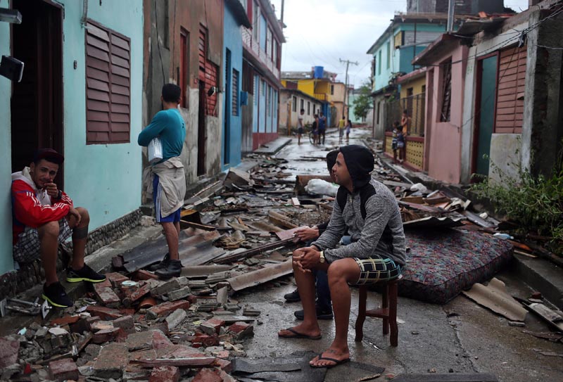 CUB01. BARACOA (CUBA),05/10/16.- Cubanos se recuperan hoy, miércoles 5 de octubre de 2016, de los destrozos y estragos causados por el paso del huracán Matthew en Baracoa, provincia de Guantánamo (Cuba). El huracán Matthew dejó a su paso por Cuba graves destrozos en el extremo oriental de la isla, con derrumbes de viviendas totales y parciales, postes de electricidad tumbados y carreteras cortadas por las inundaciones, que han incomunicado totalmente varios municipios. EFE/ALEJANDRO ERNESTO