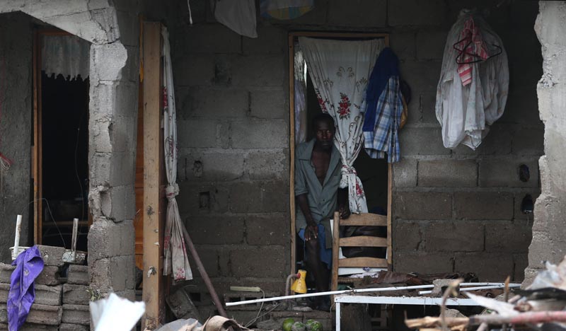 HAI27. LES CAYES (HAITI), 06/10/16.- Un hombre observa su casa destruida hoy, jueves 6 de octubre de 2016, en Les Cayes (Haití), tras el paso del huracán Matthew por la isla. Las autoridades de Protección Civil de Haití informaron hoy que aumentó a 264 el número de personas fallecidas como consecuencia del huracán Matthew, que el martes pasado azotó el empobrecido país. EFE/Orlando Barría