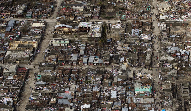 MIA17. PUERTO PRÍNCIPE (HAITI), 7/10/2016.- Imagen aérea suministrada por la MINUSTAH que muestra la ciudad de Jeremie (Haiti) el jueves 6 de octubre, en el oeste del país, que junto a Les Cayes, sufrió la mayor destrucción a consecuencia del huracán de categoría 4 Matthew. La cifra de muertos en Haití por el paso del huracán Matthew se disparó hoy, viernes 7 de octubre de 2016, a 820, según informó a Efe una fuente del Gobierno haitiano. La cifra prácticamente duplica el número de fallecidos que facilitó a primeras horas de hoy Protección Civil. EFE/UN/MINUSTAH/Logan Abassi/SÓLO USO EDITORIAL/NO VENTAS