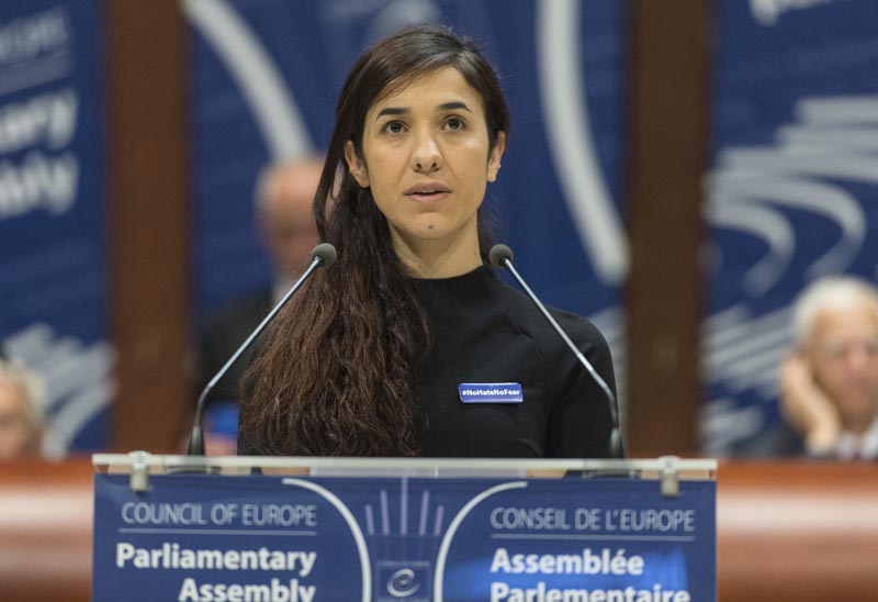 STR09 ESTRASBURGO (FRANCIA) 10/10/2016.- La activista yazadí Nadia Murad ofrece un discurso tras recibir el premio Vaclav Havel de los Derechos Humanos en el Consejo de Europa en Estrasburgo (Francia) hoy, 10 de octubre de 2016. Nadia es una de las miles de mujeres yazidís esclavizadas sexualmente por el EI tras la toma de la ciudad iraquí de Sinjar y ha abanderado su defensa, además de luchar por el reconocimiento del genocidio yazidí. EFE/Patrick Seeger