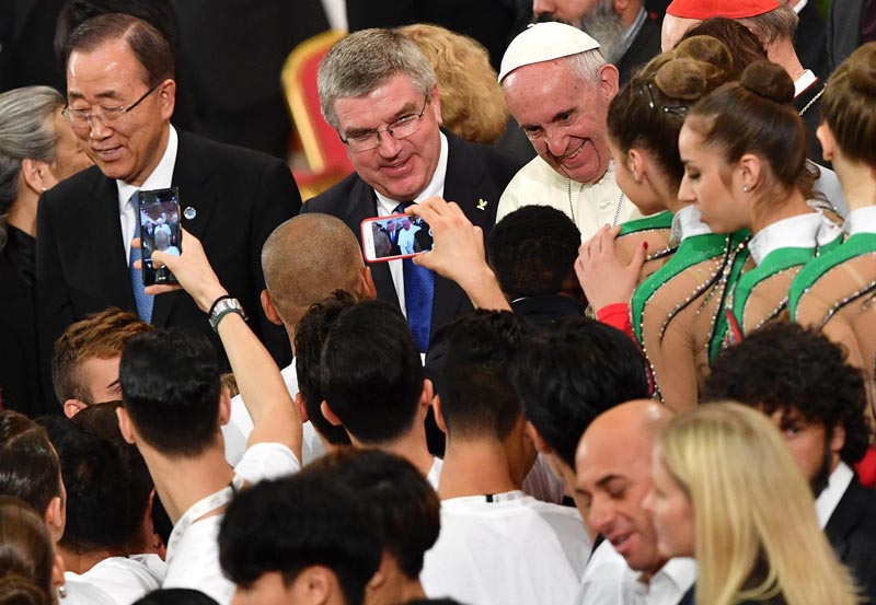 PAP14 CIUDAD DEL VATICANO (VATICANO), 05/10/2016.- El papa Francisco (c), el presidente del Comité Olímpico Internacional, Thomas Bach (2º izq), y el secretario general de la ONU, Ban Ki-moon (izq), participan en el acto de apertura de la primera cumbre mundial sobre la fe y el deporte llamada "El deporte al servicio de la humanidad" en el aula Pablo VI del Vaticano, Ciudad del Vaticano, hoy 5 de octubre de 2016. EFE/Ettore Ferrari