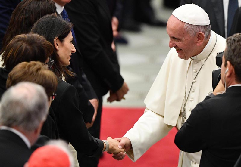 PAP08 CIUDAD DEL VATICANO (VATICANO), 05/10/2016.- El papa Francisco saluda a la alcaldesa de Roma, Virginia Raggi (izq), durante el acto de apertura de la primera cumbre mundial sobre la fe y el deporte llamada "El deporte al servicio de la humanidad" en el aula Pablo VI del Vaticano, Ciudad del Vaticano, hoy 5 de octubre de 2016. EFE/Ettore Ferrari