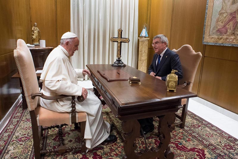 PAP01 CIUDAD DEL VATICANO (VATICANO), - Fotografía facilitada por el periódico L'Osservatore Romano que muestra al papa Francisco (i) conversando con el presidente del Comité Olímpico Internacional (COI), Thomas Bach (d), durante su reunión de cara al acto de apertura de la primera cumbre mundial sobre la fe y el deporte llamada "El deporte al servicio de la humanidad" en el aula Pablo VI del Vaticano, Ciudad del Vaticano, hoy 5 de octubre de 2016. EFE/- SÓLO USO EDITORIAL/PROHIBIDA SU VENTA