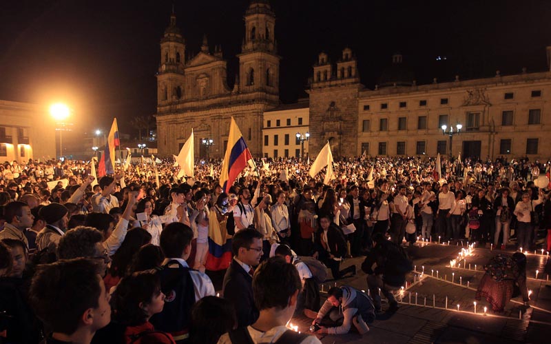 BOG106. BOGOTÁ (COLOMBIA), 05/10/2016.- Cientos de personas participan en la "Marcha por la Paz" hoy, miércoles 5 de octubre de 2016, en la plaza de Bolívar en Bogotá (Colombia). Jóvenes universitarios colombianos convocaron a la que denominaron "Marcha por la Paz" para expresar el deseo de ponerle fin al conflicto armado con la guerrilla de las FARC y promover la construcción de la paz. La convocatoria es de varias universidades del país a toda la sociedad en general. EFE EFE/MAURICIO DUEÑAS CASTAÑEDA
