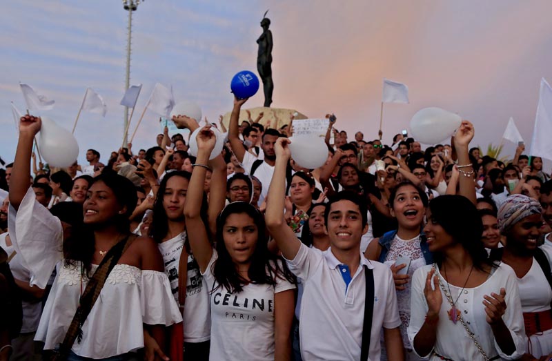 BOG402. CARTAGENA (COLOMBIA), 05/10/2016.- Jóvenes participan en la "Marcha por la paz" hoy, miércoles 5 de octubre de 2016, en Cartagena (Colombia). Jóvenes universitarios colombianos convocaron a la que denominaron "Marcha por la Paz" para expresar el deseo de ponerle fin al conflicto armado con la guerrilla de las FARC y promover la construcción de la paz. La convocatoria es de varias universidades del país a toda la sociedad en general. EFE/RICARDO MALDONADO ROZO