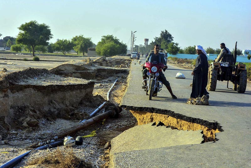 SSA01 QENA (EGIPTO), 28/10/2016.- Vista de los desperfectos en una carretera debido a las lluvias en la localidad de Asyut, a 400 kilómetros al sur de El Cairo, Egipto hoy 28 de octubre de 2015. Según las autoridades egipcias al menos 15 personas han muerto debido a las fuertes lluvias en la zona. EFE/Mohamed Hakim **PROHIBIDO SU USO EN EGIPTO**