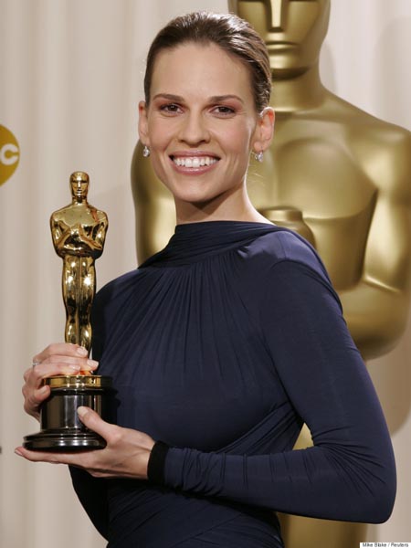 Actress Hilary Swank poses with her Oscar statue at the 77th annual Academy Awards in Hollywood, February 27, 2005. Swank won the Academy Award for best actress, for her role in the film "Million Dollar Baby." REUTERS/Mike Blake Pictures of the month February 2005 Pictures of the Year 2005 JM