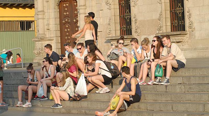 MILES DE POBLADORES EN LA CIUDAD DE LIMA VIENEN SOPORTANDO DEL INTENSO CALOR DEL VERANO 2013