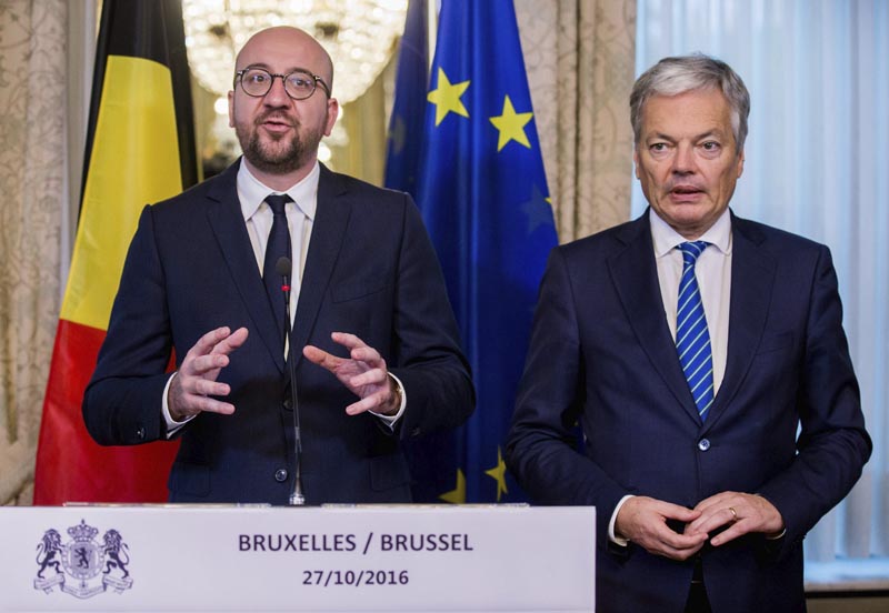 BRU22 BRUSELAS (BÉLGICA) 27/10/2016.- El primer ministro belga, Charles Michel (izq), y el ministro de Exteriores belga, Didier Reynders (dcha), hacen una declaración tras el acuerdo alcanzado respecto al acuerdo CETA en Bruselas (Bélgica) hoy 27 de octubre de 2016. La reunión entre las autoridades federales y regionales belgas pretendían lograr un acuerdo para que Valonia, la región francófona del sur de Bélgica, deje de bloquear el acuerdo de libre comercio entre la Unión Europea (UE) y Canadá, conocido como CETA. EFE/Stephanie Lecocq