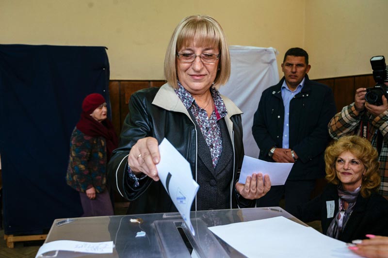 Tsetska Tsacheva, candidate of the Bulgarian Citizens for European Development of Bulgaria (GERB) centre-right party, casts her ballot during the presidential elections at a polling station in the town of Pleven on November 6, 2016. Bulgarians vote in a first round of presidential elections, a key test of Prime Minister Boyko Borisov's popularity in the EU's poorest country. / AFP PHOTO / DIMITAR DILKOFF