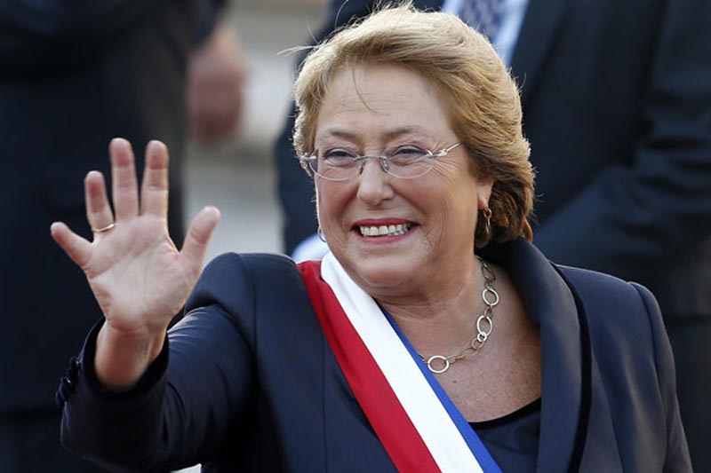 CH07. SANTIAGO DE CHILE (CHILE), 11/03/2014. La Presidenta de la República de Chile, Michelle Bachelet (c), saluda a su llegada al Palacio de La Moneda hoy, martes 11 de marzo de 2014, en Santiago de Chile (Chile). "Chile tiene sólo un gran adversario. Se llama desigualdad y sólo juntos podemos derrotarla", proclamó hoy Michelle Bachelet en su primer discurso como nueva presidenta de la República. Bachelet fue investida en su cargo esta mañana en el Congreso Nacional de Valparaiso tras ganar los comicios de diciembre y gobernará por un periodo de cuatro años. EFE/Felipe Trueba