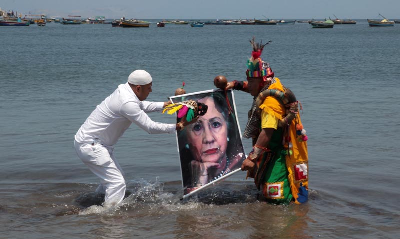 LIM09 LIMA (PERÚ), 07/11/2016.- Curanderos, chamanes y espiritistas realizan un ritual para poder "visualizar" al ganador de las elecciones presidenciales en Estados Unidos hoy, 7 de noviembre de 2016, en la playa Agua Dulce de la Costa Verde de la ciudad de Lima (Perú). EFE/Ernesto Arias