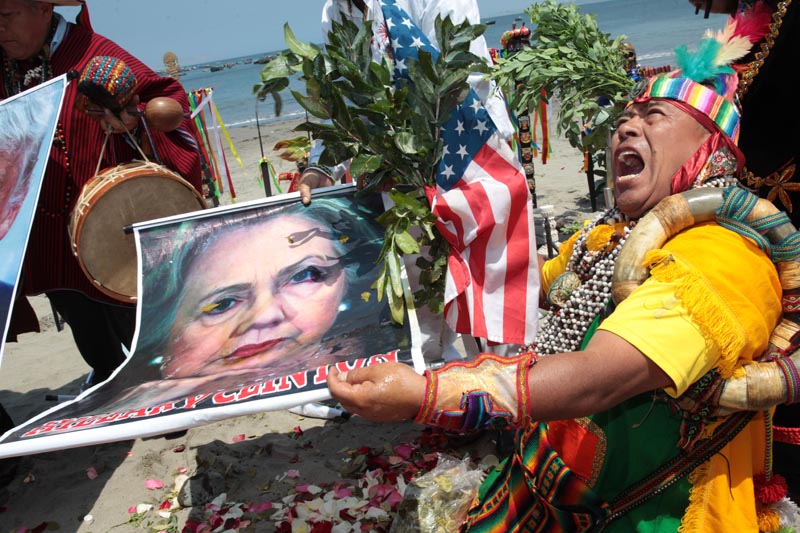 LIM09 LIMA (PERÚ), 07/11/2016.- Curanderos, chamanes y espiritistas realizan un ritual para poder "visualizar" al ganador de las elecciones presidenciales en Estados Unidos hoy, 7 de noviembre de 2016, en la playa Agua Dulce de la Costa Verde de la ciudad de Lima (Perú). EFE/Ernesto Arias