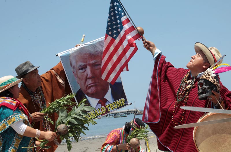 LIM09 LIMA (PERÚ), 07/11/2016.- Curanderos, chamanes y espiritistas realizan un ritual para poder "visualizar" al ganador de las elecciones presidenciales en Estados Unidos hoy, 7 de noviembre de 2016, en la playa Agua Dulce de la Costa Verde de la ciudad de Lima (Perú). EFE/Ernesto Arias