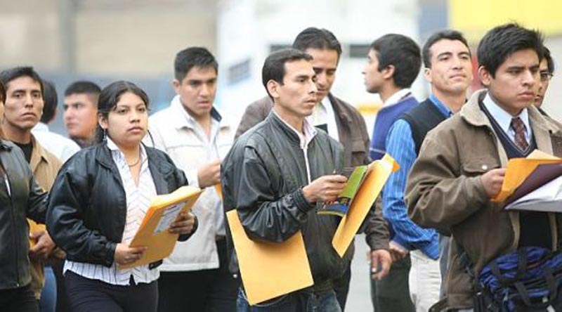 FERIA LABORAL ORGANIZADO POR EL MINISTERIO DE TRABAJO, GENTE BUSCANDO TRABAJO. HORIZONTAL.