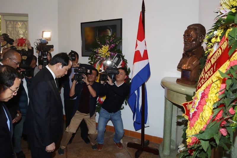 LIN18. Hanoi (Viet Nam), 28/11/2016.- Vietnam's President Tran Dai Quang (L) pays tribute to late Cuban leader Fidel Castro at the Embassy of Cuba in Hanoi, Vietnam, 28 November 2016. Former Cuban President Fidel Castro died at the age of 90, in Cuba, on 25 November 2016. EFE/EPA/STR