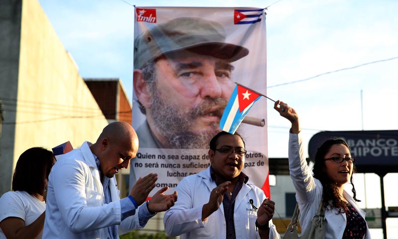 ES01. SAN SALVADOR (EL SALVADOR), 27/11/2016- Médicos salvadoreños becados en Cuba participan de un homenaje a Fidel Castro hoy, domingo 27 de noviembre de 2016, en San Salvador (El Salvador). La embajadora de Cuba en El Salvador, Iliana Fonsena, dijo ante unas 250 personas que asistieron a un homenaje que se rindió al líder cubano fallecido el pasado viernes, Fidel Castro, que no es momento para despedidas, sino de confiar más en la victoria. EFE/Rodrigo Sura