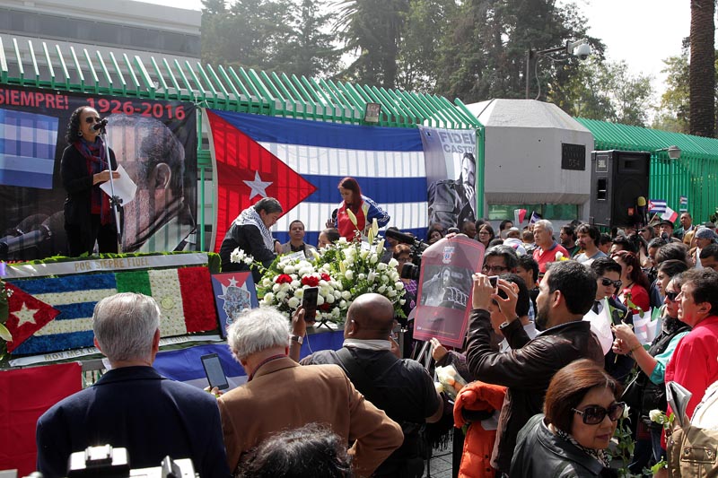 MEX123. CIUDAD DE MÉXICO, (MÉXICO), 27/11/2016.- La embajadora de Venezuela en México, María Lourdes Urbaneja (i), participa en un mitin con motivo de la muerte del líder cubano Fidel Castro hoy, domingo 27 de noviembre de 2016, en las afueras de la Embajada de Cuba en Ciudad de México (México). EFE/Alex Cruz