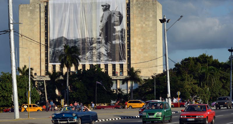 HAB207. LA HABANA (CUBA), 27/11/16.- Fotografía donde se ve un lienzo con la imagen del fallecido líder cubano Fidel Castro hoy, domingo 27 de noviembre de 2016, en la Plaza de la Revolución donde a partir de mañana lunes descansarán las cenizas del fallecido líder de la revolución, en La Habana (Cuba). EFE/Rolando Pujol