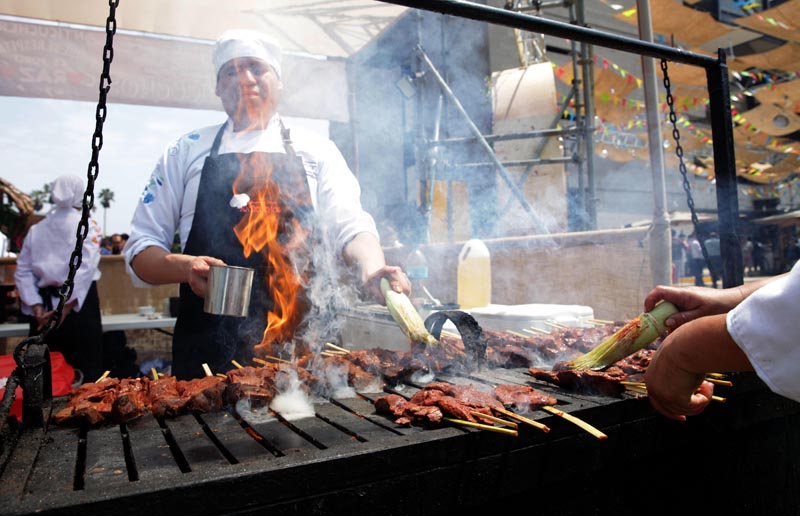 LIM01. LIMA (PERÚ), 26/11/2016.- Muestras de gastronomía peruana previa a la apertura de la mesa de debate del evento gastronómico "Yuntémonos" hoy, sábado 26 de noviembre de 2016, en Lima (Perú). A la reunión convocada por el cocinero Gastón Acurio acudirán investigadores, agricultores, artesanos y representantes del sector privado, para tratar el futuro de la gastronomía peruana. EFE/ERNESTO ARIAS