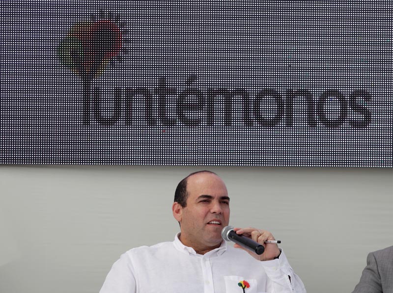 LIM01. LIMA (PERÚ), 26/11/2016.- El primer ministro de Perú, Fernando Zavala, participa de la mesa de debate de apertura del evento gastronómico "Yuntémonos" hoy, sábado 26 de noviembre de 2016, en Lima (Perú). A la reunión convocada por el cocinero Gastón Acurio acudirán investigadores, agricultores, artesanos y representantes del sector privado, para tratar el futuro de la gastronomía peruana. EFE/ERNESTO ARIAS