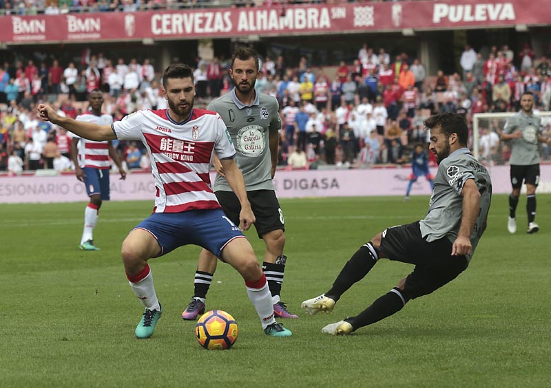 GRA159 GRANADA, 5/11/2016.-Juan Toral,iz., del Granada y Bruno Gama,d., del Deportivo luchan por el balón, durante del partido de la undécima jornada de LaLiga de Primera División que los equipos del Granada y el Deportivo han disputado hoy en el estadio de Los Cármenes.EFE/Pepe Torres