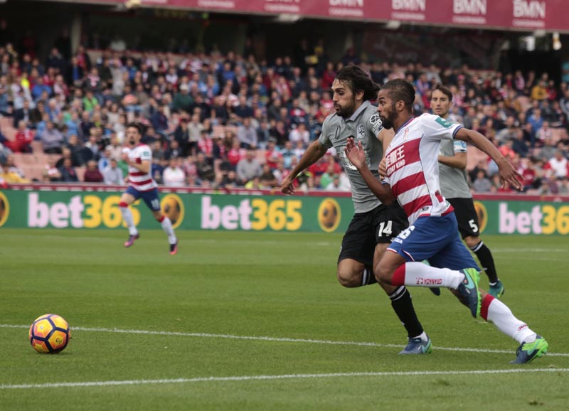 GRA210. GRANADA, 05/11/2016.- El defensa del Deportivo Alejandro Arribas (i) corre tras un balón junto al centrocampista marroquí del Granada Mehdi Carcela-González (d), durante el partido de la undécima jornada de la Liga de Primera División que se juega hoy en el estadio Los Cármenes. EFE/Pepe Torres