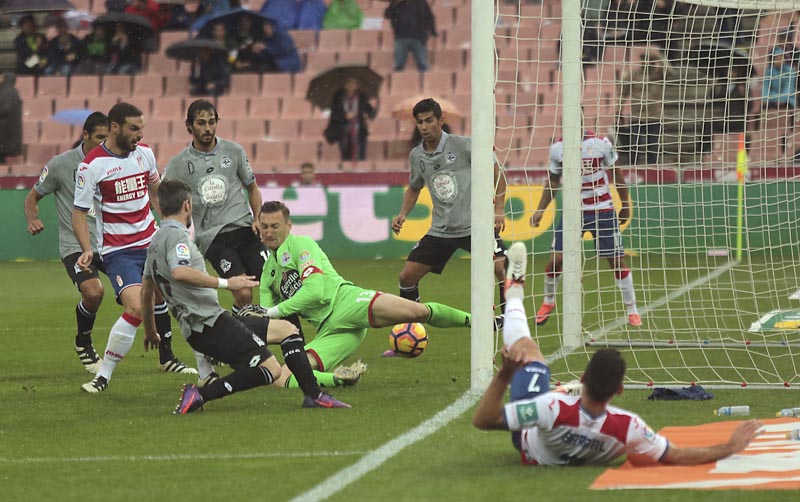 GRA202. GRANADA, 05/11/2016.- El portero polaco del Deportivo Przemyslaw Tyton marca un gol en propia puerta, durante el partido frente al Granada de la undécima jornada de la Liga de Primera División que se juega hoy en el estadio Los Cármenes. EFE/Pepe Torres