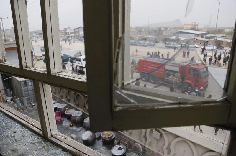 KAB09 KABUL (AFGANISTÁN) 21/11/2016.- Detalle de una ventana rota en la mezquita chiíta Baqir-ul-Olom tras un atentado suicida en Kabul (Afganistán) hoy, 21 de noviembre de 2016. Al menos 27 personas murieron y otras 35 resultaron heridas después de que un suicida atacara hoy en un templo de Kabul a los participantes de una ceremonia religiosa chií, confirmaron a Efe fuentes oficiales. "En el ataque de hoy dentro de una mezquita chií 27 civiles han muerto y 35 han resultado heridos", indicó el portavoz de la Policía de Kabul, Basir Mujahid. EFE/Jawad Jalali