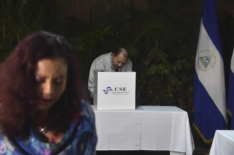 MAN05. MANAGUA (NICARAGUA), 06/11/2016.- El presidente de Nicaragua, Daniel Ortega (i), y su esposa, Rosario Murillo (i), votan hoy, domingo 6 de noviembre de 2016, durante las elecciones generales nicaragüenses, en Managua (Nicaragua). EFE/Rodrigo Arangua/Pool