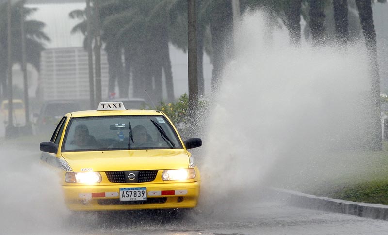 PA2008. CIUDAD DE PANAMÁ (PANAMÁ), 22/11/2016.- Un vehículo transita por una vía inundada por lluvias a causa de la tormenta tropical Otto hoy, martes 22 de noviembre de 2016, en la Ciudad de Panamá (Panamá). Las autoridades removieron el árbol que cayó sobre el auto y mató a un menor en Panamá. Al menos cuatro muertos, un desaparecido, medio centenar de viviendas destruidas, suspensión de clases e interrupciones en los aeropuertos causó hasta hoy la tormenta tropical Otto, anunciaron las autoridades de Panamá. EFE/Alejandro Bolívar