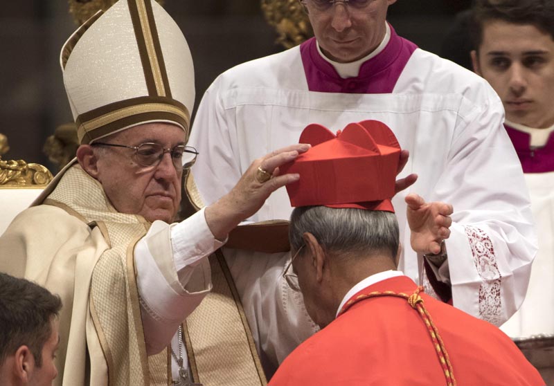 . Vatican City (Vatican City State (holy See)), 19/11/2016.- Pope Francis (L) places the red three-cornered biretta hat on the head of new Cardinal Patrick D'Rozario (R) Archbishop of Dhaka, Bangladesh, during the Consistory ceremony in Vatican, 19 November 2016. Pope Francis has named 17 new cardinals, 13 of them under age 80 and thus eligible to vote in a conclave to elect his successor. (Papa) EFE/EPA/MAURIZIO BRAMBATTI