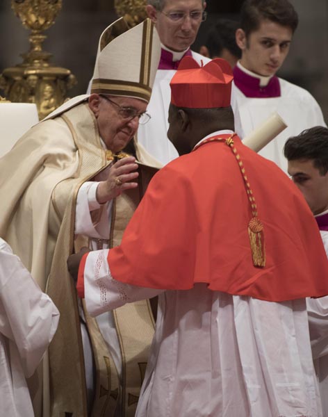 . Vatican City (Vatican City State (holy See)), 19/11/2016.- Pope Francis (L) with new Cardinal Dieudonne Nzapalainga (R), Archbishop of Bangui in The Central African Republic, during the Consistory ceremony in Vatican, 19 November 2016. Pope Francis has named 17 new cardinals, 13 of them under age 80 and thus eligible to vote in a conclave to elect his successor. (Papa) EFE/EPA/MAURIZIO BRAMBATTI